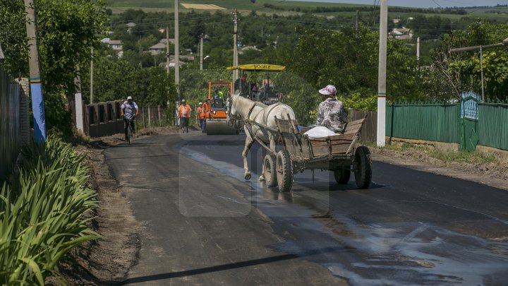 Drumuri bune în raionul Soroca. Muncitorii dau asigurări că lucrările sunt făcute calitativ, iar şoferii sunt mulţumiţi (FOTO)