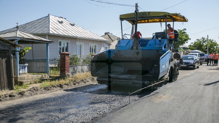 Drumuri bune în raionul Soroca. Muncitorii dau asigurări că lucrările sunt făcute calitativ, iar şoferii sunt mulţumiţi (FOTO)