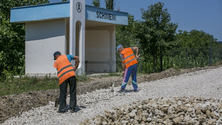 Drumuri bune în raionul Soroca. Muncitorii dau asigurări că lucrările sunt făcute calitativ, iar şoferii sunt mulţumiţi (FOTO)