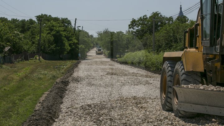 Drumuri bune în raionul Soroca. Muncitorii dau asigurări că lucrările sunt făcute calitativ, iar şoferii sunt mulţumiţi (FOTO)