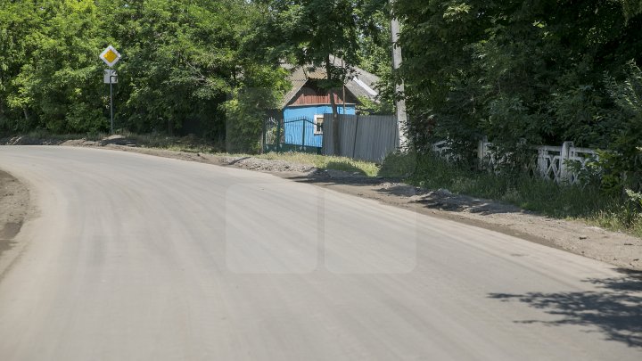Drumuri bune în raionul Soroca. Muncitorii dau asigurări că lucrările sunt făcute calitativ, iar şoferii sunt mulţumiţi (FOTO)