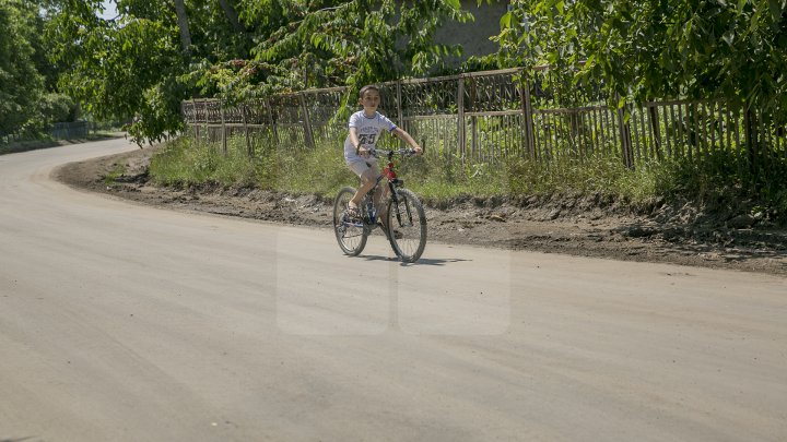 Drumuri bune în raionul Soroca. Muncitorii dau asigurări că lucrările sunt făcute calitativ, iar şoferii sunt mulţumiţi (FOTO)