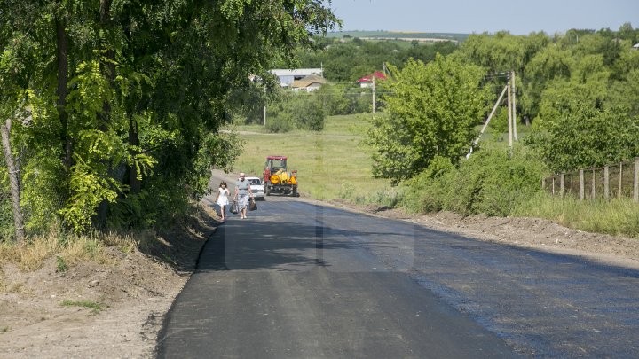 Drumuri bune în raionul Soroca. Muncitorii dau asigurări că lucrările sunt făcute calitativ, iar şoferii sunt mulţumiţi (FOTO)