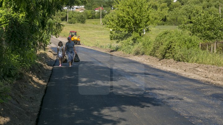 Drumuri bune în raionul Soroca. Muncitorii dau asigurări că lucrările sunt făcute calitativ, iar şoferii sunt mulţumiţi (FOTO)