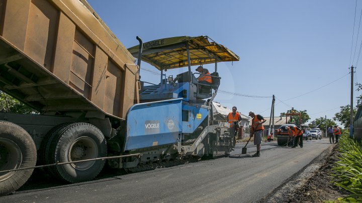 Drumuri bune în raionul Soroca. Muncitorii dau asigurări că lucrările sunt făcute calitativ, iar şoferii sunt mulţumiţi (FOTO)