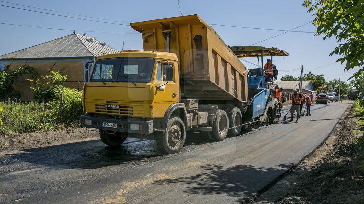 Drumuri bune în raionul Soroca. Muncitorii dau asigurări că lucrările sunt făcute calitativ, iar şoferii sunt mulţumiţi (FOTO)