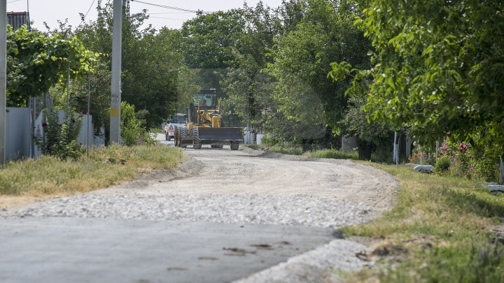 Drumurile din Ialoveni, mai bune. Acestea sunt reabilitate în cadrul programului naţional lansat de Guvern (FOTOREPORT)