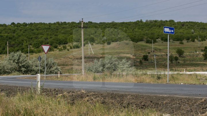 Drumurile din Ialoveni, mai bune. Acestea sunt reabilitate în cadrul programului naţional lansat de Guvern (FOTOREPORT)