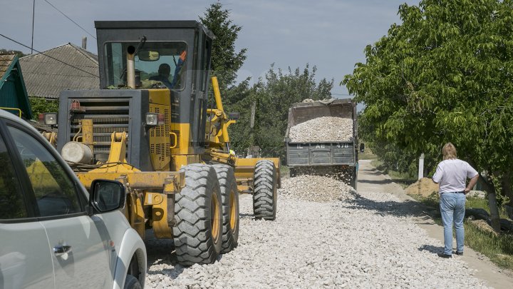 Drumurile din Ialoveni, mai bune. Acestea sunt reabilitate în cadrul programului naţional lansat de Guvern (FOTOREPORT)