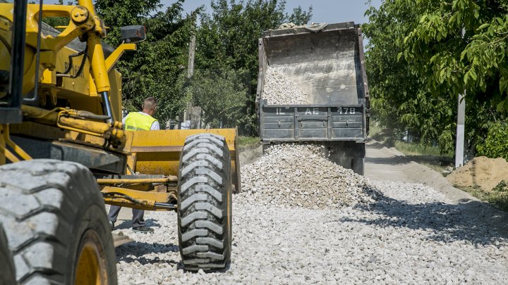 Drumurile din Ialoveni, mai bune. Acestea sunt reabilitate în cadrul programului naţional lansat de Guvern (FOTOREPORT)