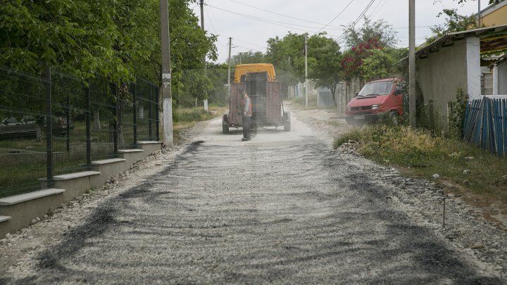 Drumurile din Ialoveni, mai bune. Acestea sunt reabilitate în cadrul programului naţional lansat de Guvern (FOTOREPORT)