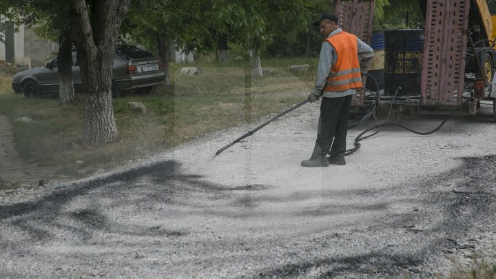 Drumurile din Ialoveni, mai bune. Acestea sunt reabilitate în cadrul programului naţional lansat de Guvern (FOTOREPORT)