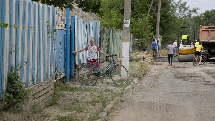 Drumurile din Ialoveni, mai bune. Acestea sunt reabilitate în cadrul programului naţional lansat de Guvern (FOTOREPORT)