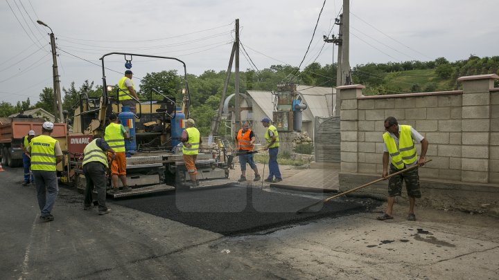 Drumurile din Ialoveni, mai bune. Acestea sunt reabilitate în cadrul programului naţional lansat de Guvern (FOTOREPORT)