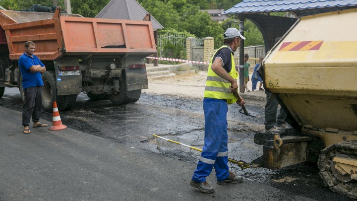 Drumurile din Ialoveni, mai bune. Acestea sunt reabilitate în cadrul programului naţional lansat de Guvern (FOTOREPORT)