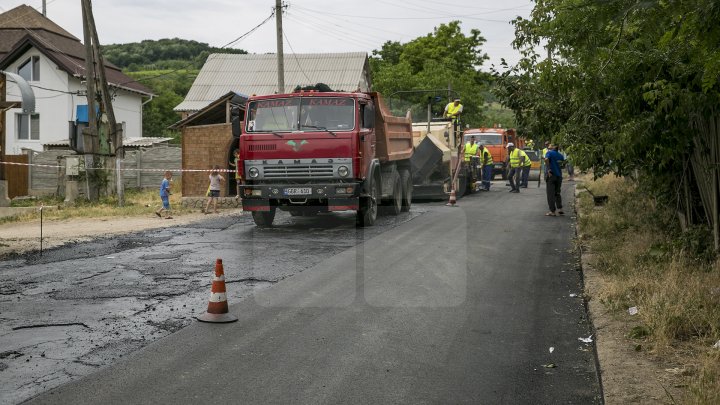 Drumurile din Ialoveni, mai bune. Acestea sunt reabilitate în cadrul programului naţional lansat de Guvern (FOTOREPORT)