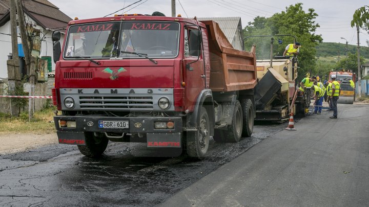 Drumurile din Ialoveni, mai bune. Acestea sunt reabilitate în cadrul programului naţional lansat de Guvern (FOTOREPORT)