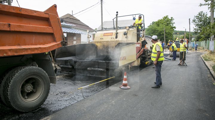 Drumurile din Ialoveni, mai bune. Acestea sunt reabilitate în cadrul programului naţional lansat de Guvern (FOTOREPORT)