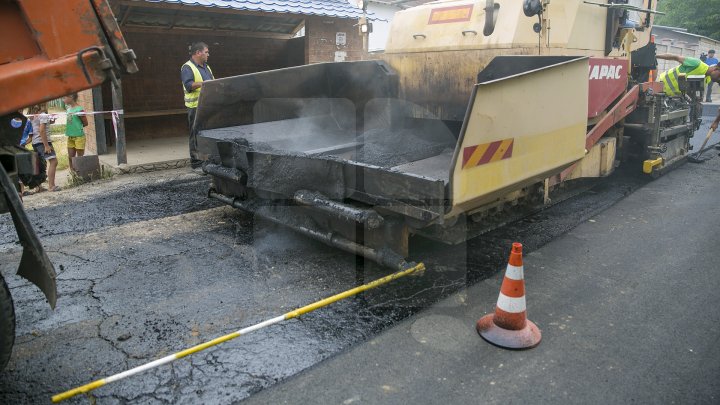 Drumurile din Ialoveni, mai bune. Acestea sunt reabilitate în cadrul programului naţional lansat de Guvern (FOTOREPORT)