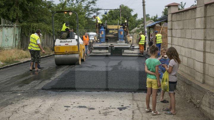 Drumurile din Ialoveni, mai bune. Acestea sunt reabilitate în cadrul programului naţional lansat de Guvern (FOTOREPORT)