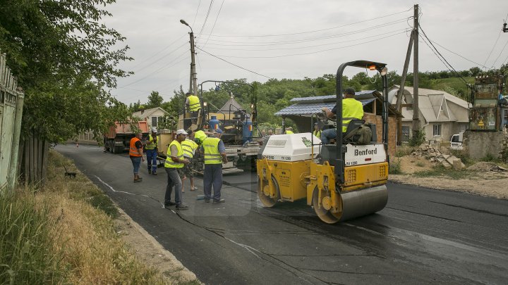 Drumurile din Ialoveni, mai bune. Acestea sunt reabilitate în cadrul programului naţional lansat de Guvern (FOTOREPORT)