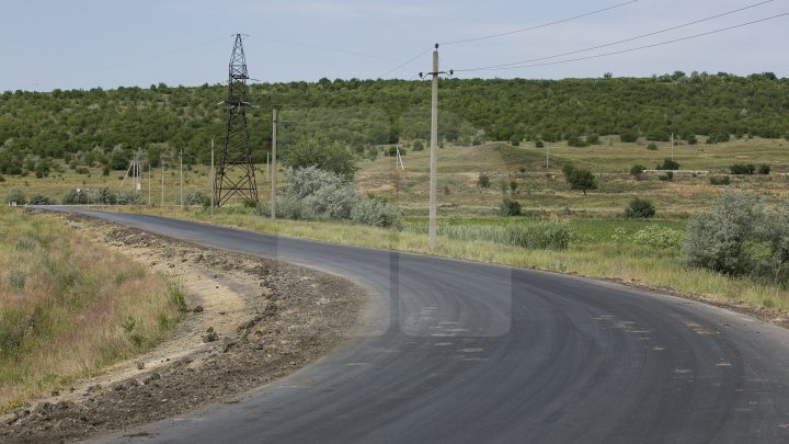 Drumurile din Ialoveni, mai bune. Acestea sunt reabilitate în cadrul programului naţional lansat de Guvern (FOTOREPORT)