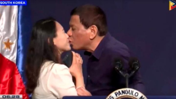 Nu o să-ți vină să crezi. Președintele Rodrigo Duterte a sărutat o femeie pe scenă în timp ce ținea un discurs (VIDEO)