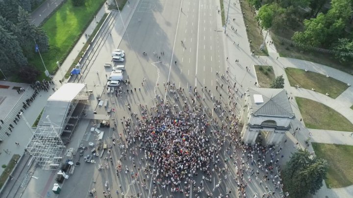 PROTEST FAŢĂ DE INVALIDARE la Primărie! Susţinătorii lui Andrei Năstase, nemulţumiţi de decizia judecătoriei Chişinău (FOTO)