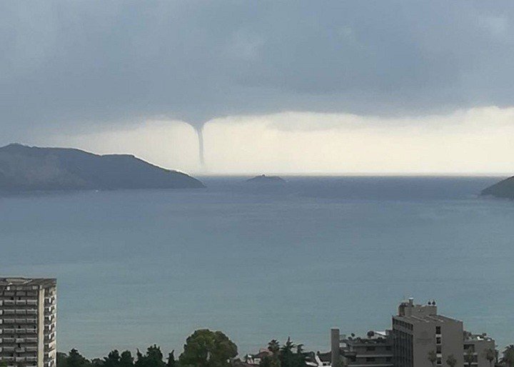 O furtună puternică a făcut prăpăd în Muntenegru: Zeci de case şi maşini au fost distruse, iar două avioane avariate (FOTO)