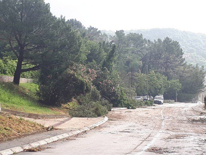 O furtună puternică a făcut prăpăd în Muntenegru: Zeci de case şi maşini au fost distruse, iar două avioane avariate (FOTO)