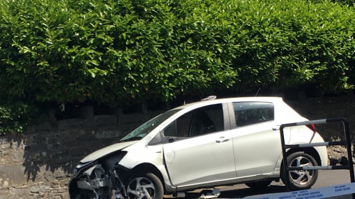 ÎNGROZITOR: Trei pietoni, răniţi grav după ce un şofer a dat cu maşina peste ei. Mai multe ambulanţe, trimise la faţa locului