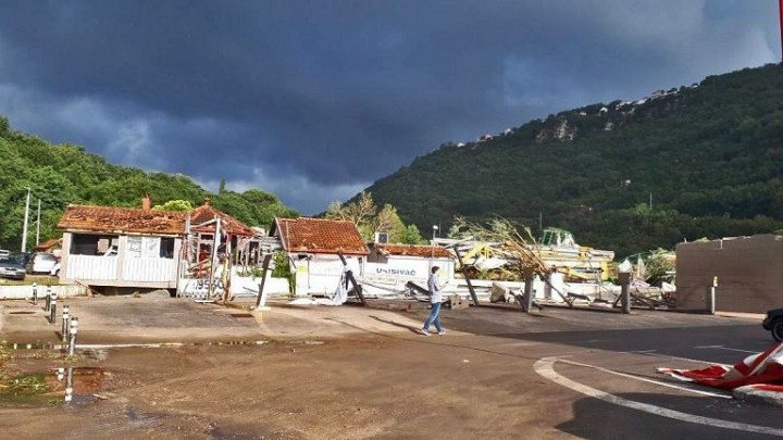 O furtună puternică a făcut prăpăd în Muntenegru: Zeci de case şi maşini au fost distruse, iar două avioane avariate (FOTO)