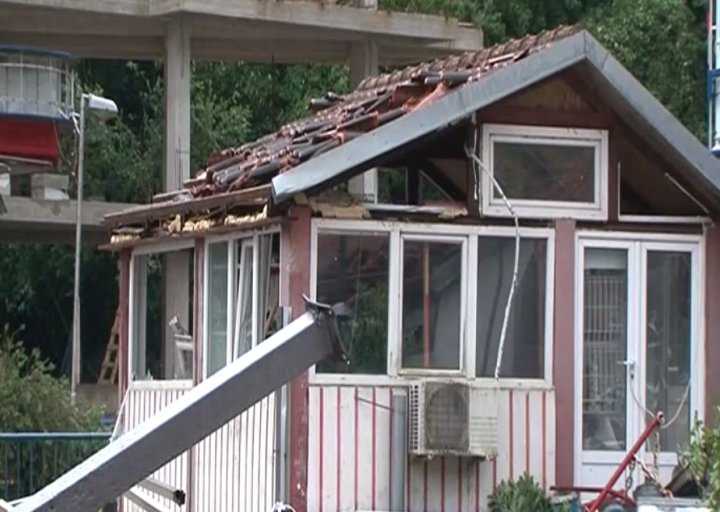 O furtună puternică a făcut prăpăd în Muntenegru: Zeci de case şi maşini au fost distruse, iar două avioane avariate (FOTO)