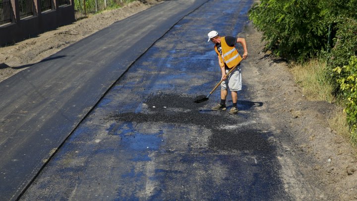 Drumuri bune în raionul Soroca. Muncitorii dau asigurări că lucrările sunt făcute calitativ, iar şoferii sunt mulţumiţi (FOTO)