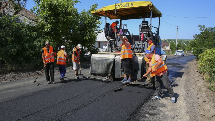 Drumuri bune în raionul Soroca. Muncitorii dau asigurări că lucrările sunt făcute calitativ, iar şoferii sunt mulţumiţi (FOTO)
