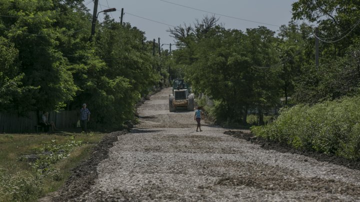 Drumuri bune în raionul Soroca. Muncitorii dau asigurări că lucrările sunt făcute calitativ, iar şoferii sunt mulţumiţi (FOTO)