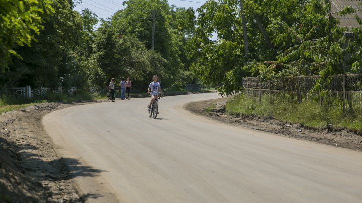 Drumuri bune în raionul Soroca. Muncitorii dau asigurări că lucrările sunt făcute calitativ, iar şoferii sunt mulţumiţi (FOTO)