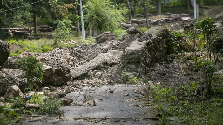 Lucrările de renovare a scării de granit din Parcul Valea Morilor sunt în toi. Costul proiectului constituie 920 de mii de euro (FOTOREPORT)