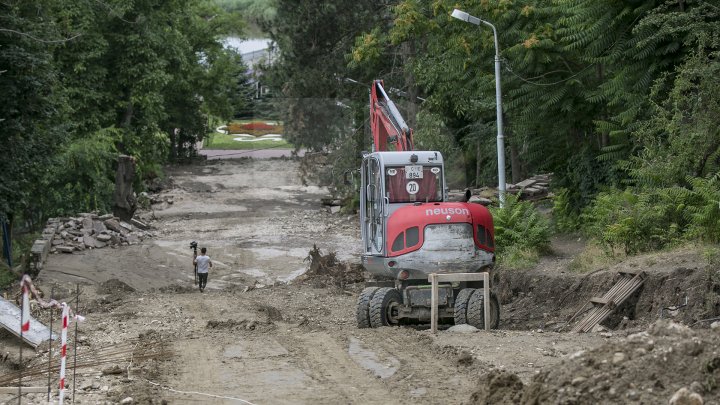 Lucrările de renovare a scării de granit din Parcul Valea Morilor sunt în toi. Costul proiectului constituie 920 de mii de euro (FOTOREPORT)