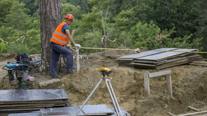 Lucrările de renovare a scării de granit din Parcul Valea Morilor sunt în toi. Costul proiectului constituie 920 de mii de euro (FOTOREPORT)