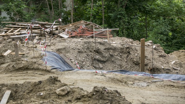 Lucrările de renovare a scării de granit din Parcul Valea Morilor sunt în toi. Costul proiectului constituie 920 de mii de euro (FOTOREPORT)