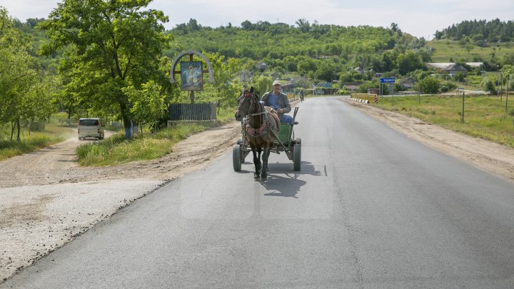 Drumuri mai bune în raionul Cantemir: Până la sfârşitul verii, în 50 de localităţi vor fi renovate mai multe porţiuni de drum (FOTOREPORT)