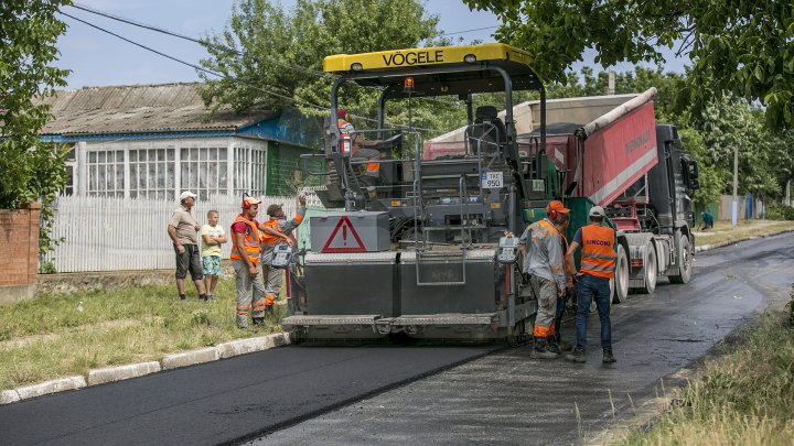 Drumuri mai bune în raionul Cantemir: Până la sfârşitul verii, în 50 de localităţi vor fi renovate mai multe porţiuni de drum (FOTOREPORT)