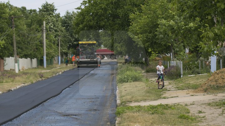 Drumuri mai bune în raionul Cantemir: Până la sfârşitul verii, în 50 de localităţi vor fi renovate mai multe porţiuni de drum (FOTOREPORT)