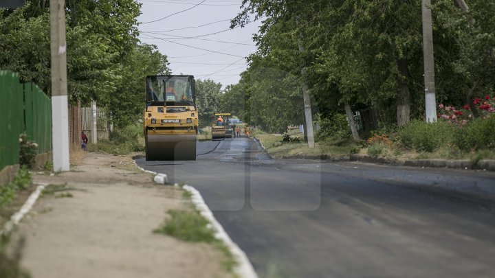 Drumuri mai bune în raionul Cantemir: Până la sfârşitul verii, în 50 de localităţi vor fi renovate mai multe porţiuni de drum (FOTOREPORT)