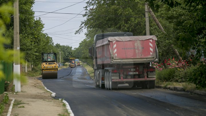 Drumuri mai bune în raionul Cantemir: Până la sfârşitul verii, în 50 de localităţi vor fi renovate mai multe porţiuni de drum (FOTOREPORT)