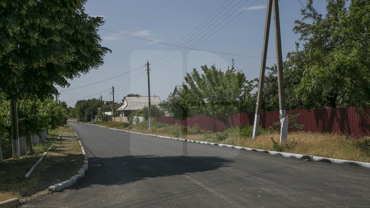 Drumuri mai bune în raionul Cantemir: Până la sfârşitul verii, în 50 de localităţi vor fi renovate mai multe porţiuni de drum (FOTOREPORT)