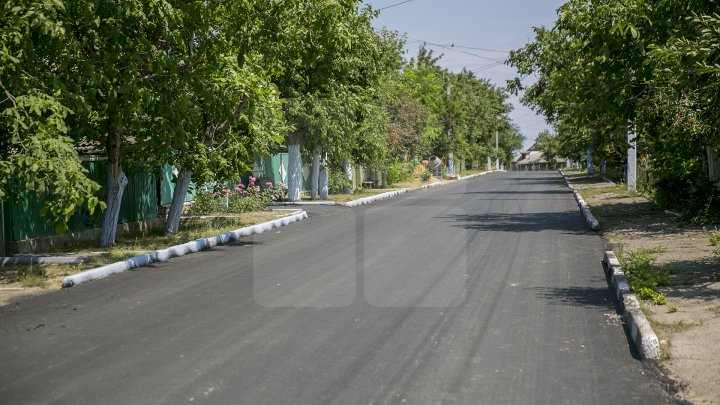 Drumuri mai bune în raionul Cantemir: Până la sfârşitul verii, în 50 de localităţi vor fi renovate mai multe porţiuni de drum (FOTOREPORT)