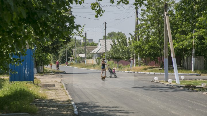 Drumuri mai bune în raionul Cantemir: Până la sfârşitul verii, în 50 de localităţi vor fi renovate mai multe porţiuni de drum (FOTOREPORT)