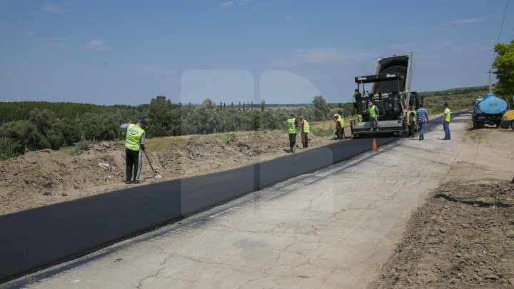 Drumuri mai bune în raionul Cantemir: Până la sfârşitul verii, în 50 de localităţi vor fi renovate mai multe porţiuni de drum (FOTOREPORT)